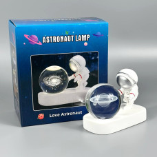 Нічник Космонавт з кристалічною кулею  AT-D8 з LED підсвічуванням (12,5*9*6см)